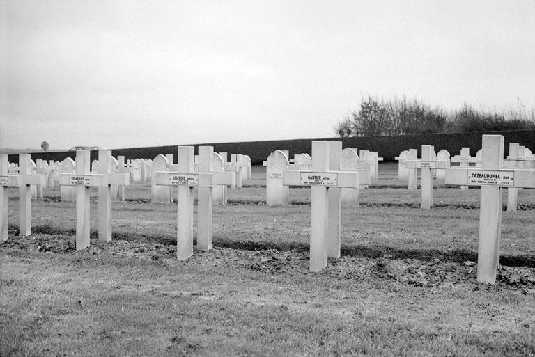 Vue du carré français au sud de l'allée centrale, montrant des sépultures de soldats chrétiens au premier plan, et musulmans au second plan.