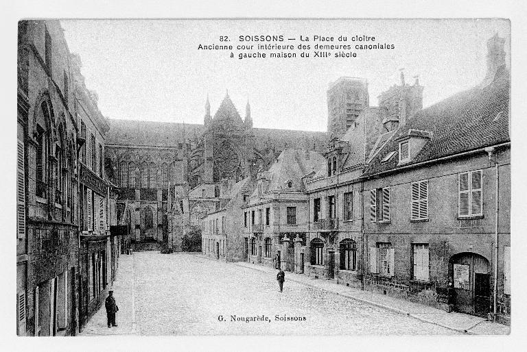 Carte postale montrant le quartier canonial depuis l'entrée de la place du Cloître, au début du 20e siècle (A Évêché Soissons : 4 Y, Soissons-Cathédrale).