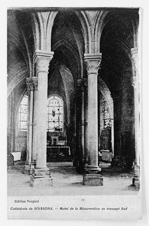 Carte postale antérieure à la Première Guerre mondiale, montrant la chapelle du croisillon sud ornée de vitraux (A Évêché Soissons : 4 Y, Soissons-Cathédrale). ; Carte postale montrnt la chapelle du croisillon sud du transept et son mobilier avant la Première Guerre mondiale (A Évêché Soissons : 4 Y, Soissons-Cathédrale).