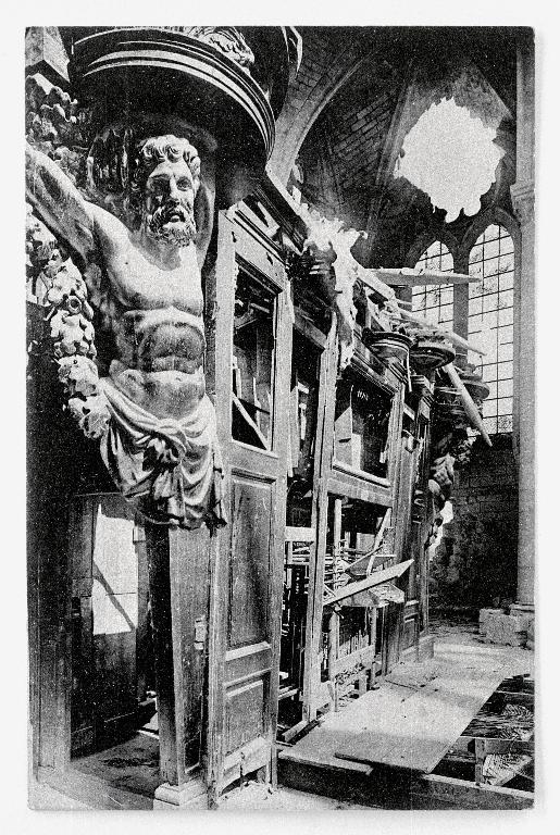 Carte postale représentant le buffet de l'orgue précédent, après les bombardements de la Première Guerre mondiale (A Évêché Soissons : 4 Y, Soissons-Cathédrale).