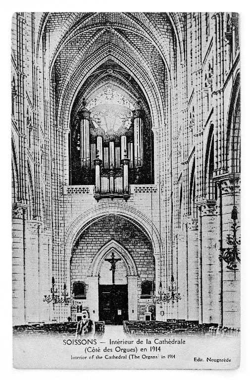 Carte postale représentant la nef, vue depuis le chœur, en 1914 (A Évêché Soissons : 4 Y, Soissons-Cathédrale). ; Carte postale montrant la nef et l'orgue précédent, en 1914 (A Évêché Soissons : 4 Y, Soissons-Cathédrale).