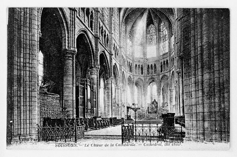 Carte postale réalisée vers 1916, après la dépose de la partie inférieure des verrières de l'abside (A Evêché Soissons : 4 Y, Soissons-Cathédrale). ; Carte postale montrant une vue intérieure du chœur, vers 1916 (A Évêché Soissons : 4 Y, Soissons-Cathédrale). ; Carte postale montrant le chœur vers 1916, et l'autel protégé par des sacs de plâtre et de ciment (A. Évêché Soissons : série Y). ; Carte postale montrant l'intérieur du chœur vers 1916, avec la clôture en fer forgé présente à l'entrée (A Évêché Soissons : série Y). ; Carte postale montrant l'intérieur du chœur vers 1916, avec la clôture en fer forgé présente à l'entrée (A Évêché Soissons : série Y). ; Carte postale montrant l'intérieur du chœur vers 1916 (A Évêché Soissons : 4 Y).