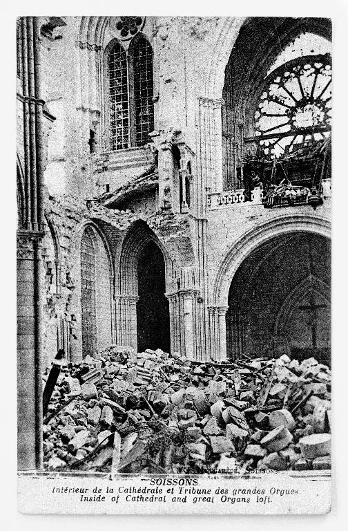 Carte postale montrant une vue intérieure du massif de façade, vers 1918 (A Évêché Soissons : 4 Y, Soissons-Cathédrale). ; Vue intérieure du massif de façade, de la tribune des orgues et de la précédente rose, vers la fin du premier conflit mondial (A Évêché Soissons : 4 Y, Soissons-Cathédrale).