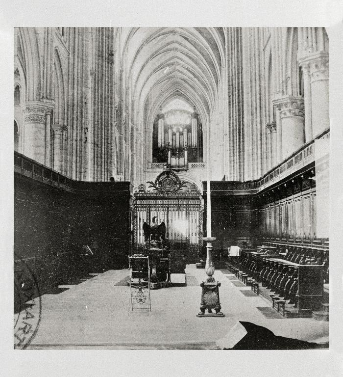 Photographie de la grille, prise depuis l'intérieur du chœur vers 1860 (A Évêché Soissons : 2 Y). ; Vue de l'intérieur du chœur vers 1860, montrant le chandelier pascal (A Évêché Soissons : 2 Y). ; Photographie des stalles vers 1860 (A Évêché Soissons : 2 Y). ; Vue de l'intérieur du chœur, avant la destruction du dernier jubé en 1866 (A Évêché Soissons : 2 Y).