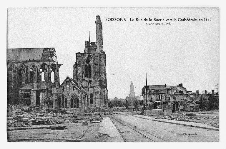 Vue des ilôts situés au nord et à l'ouest de la cathédrale, vers 1920 (A Évêché Soissons : 4 Y, Soissons-Cathédrale). ; Vue partielle de la cathédrale et de son environnement, vers 1920 (A Évêché Soissons : 4 Y, Soissons-Cathédrale).