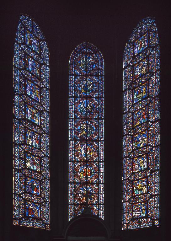Vue générale des trois verrières de la chapelle, avec la verrière 11 au centre.