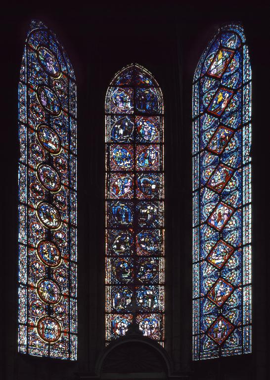 Vue générale des trois verrières de la chapelle, avec la verrière 12 au centre.