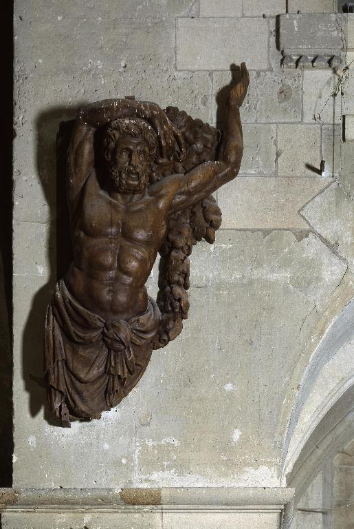 Vue d'un des deux atlantes qui ornaient le buffet en chêne du précédent orgue, détruit au cours de la Première Guerre mondiale (musée de Soissons).