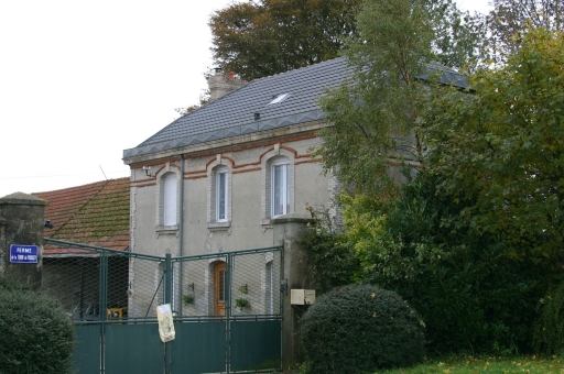 Vue de la façade principale du logis.