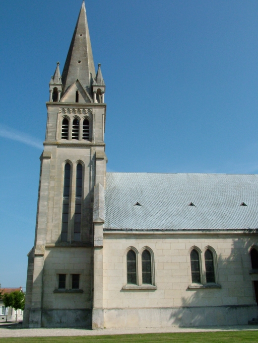 Vue latérale du clocher.