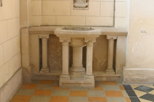 Vue des fonts baptismaux.