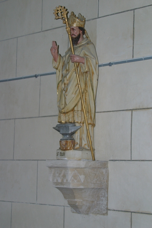 Vue d'une statue en plâtre à l'effigie de saint Eloi.