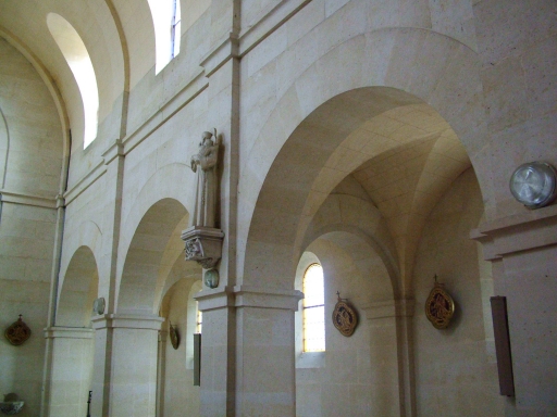 Vue des arcades de la nef.