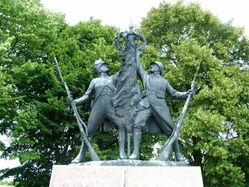 Détail du groupe en bronze.