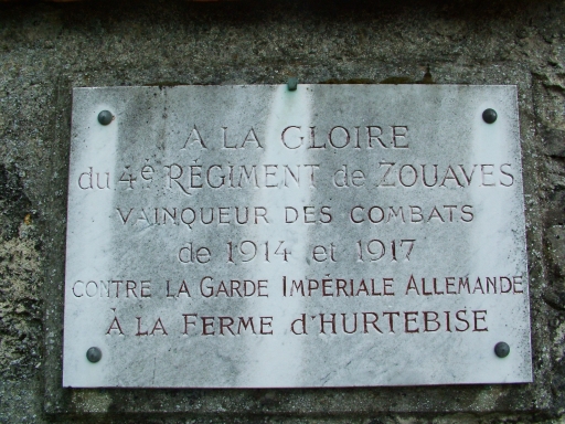 Plaque commémorative sur le mur de la ferme.