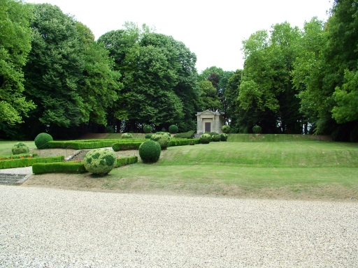 Vue de la chapelle et des jardins.