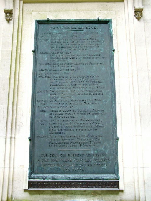 Vue de la plaque en bronze de la chapelle.