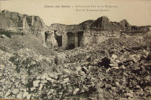 Intérieur du fort en ruines.