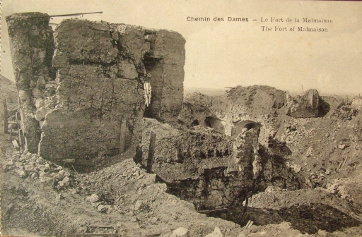 Vue de la tour en béton armé installée par les Allemands au sommet de butte centrale.