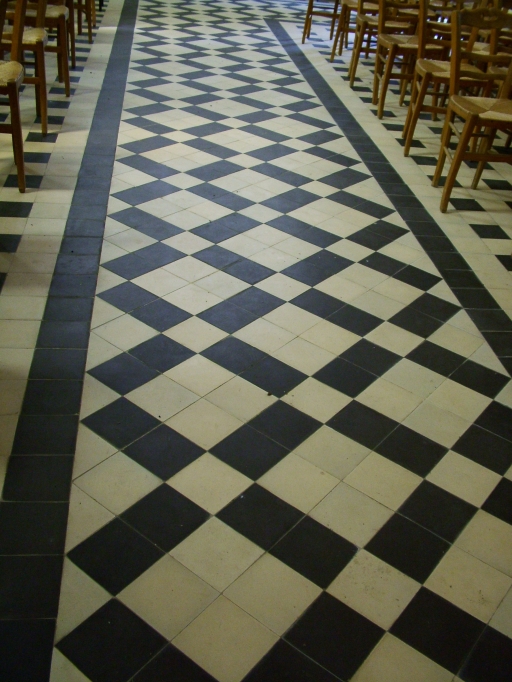 Vue partielle du carrelage en damier de l'église.