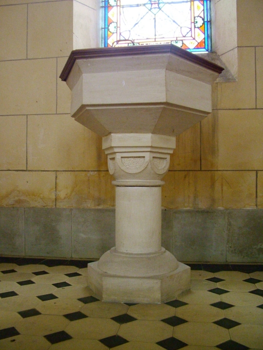 Vue des fonts baptismaux.