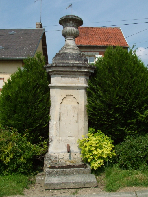Vue de la Fontaine située sur la place de Colligis.