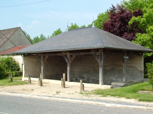 Vue générale du lavoir de Colligis-Crandelain.