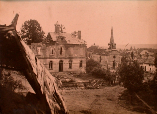 Vue de Colligis en ruines (A.D. Aisne : 2 Fi Colligis-Crandelain 4).