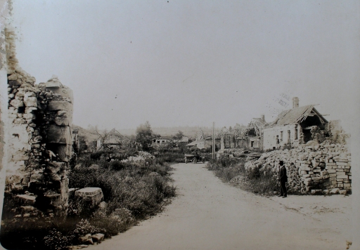 Vue de Colligis en ruines (A.D. Aisne : 2 Fi Colligis-Crandelain 6).