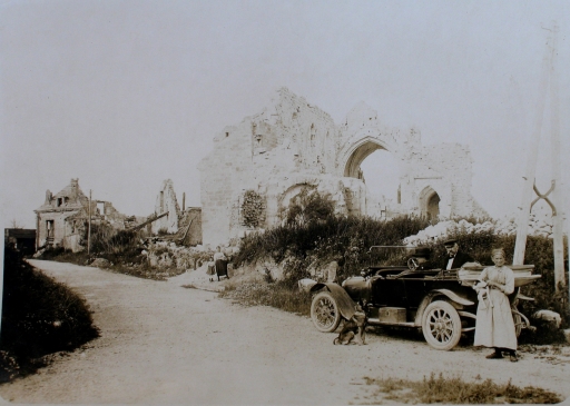 Vue de Colligis en ruines (A.D. Aisne : 2 Fi Colligis-Crandelain 7).