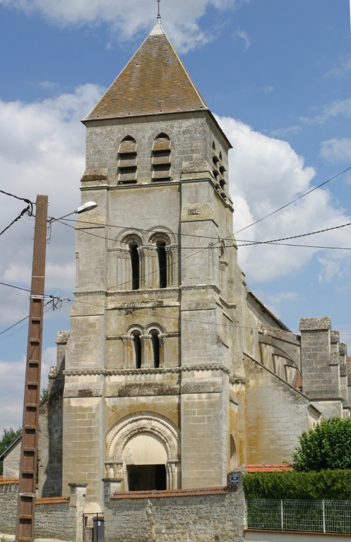 Vue d'ensemble de la façade est.