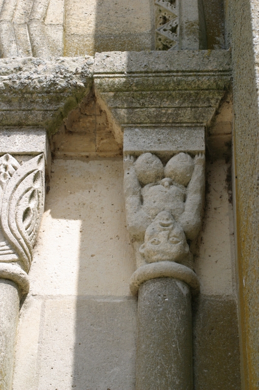 Vue d'un chapiteau roman sur un des ébrasements du portail est.