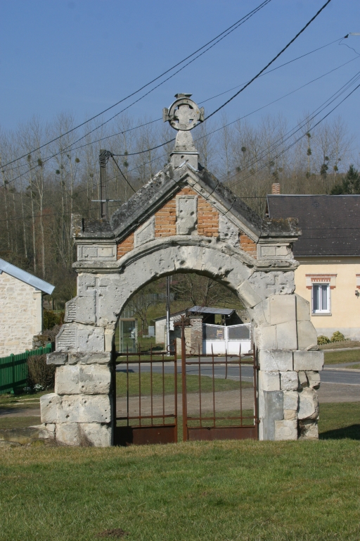 Vue de la porte de l'ancien cimetière.