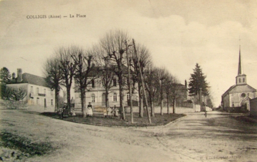 Vue ancienne de la place de la mairie de Colligis (Coll. Part.).