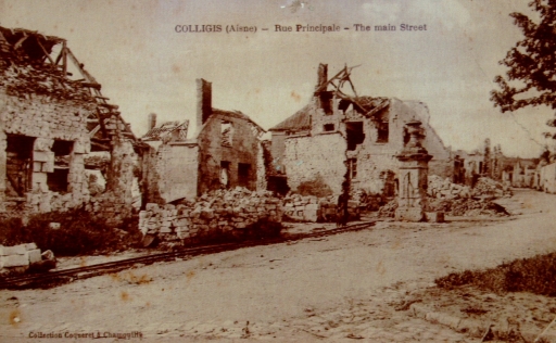 Vue de la rue principale de Colligis détruite (A.C. Colligis).