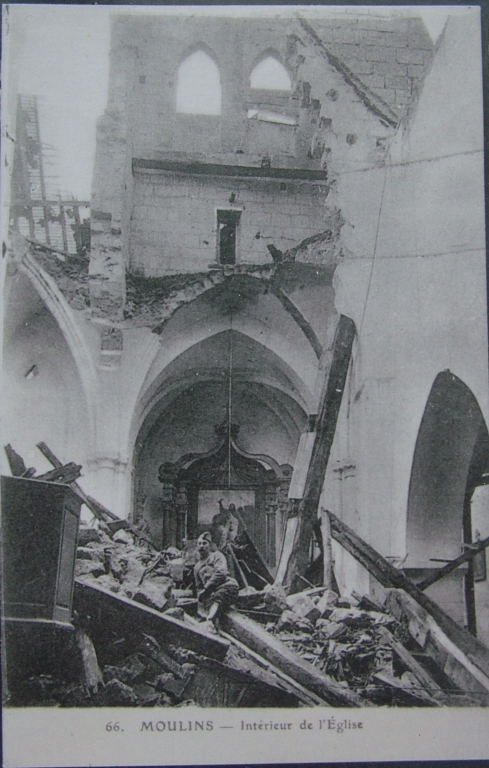 Intérieur de l'ancienne église en ruines (Coll. Part.).