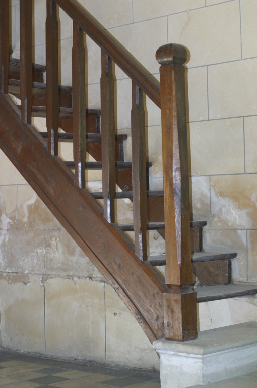 Vue de l'escalier en chêne menant à la tribune.