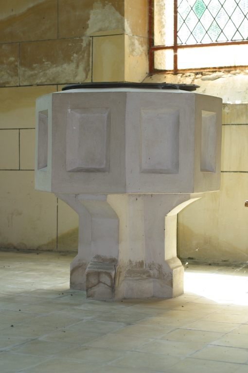 Vue des fonts baptismaux.