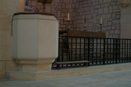 Vue de la chaire à prêcher et de la clôture de choeur.