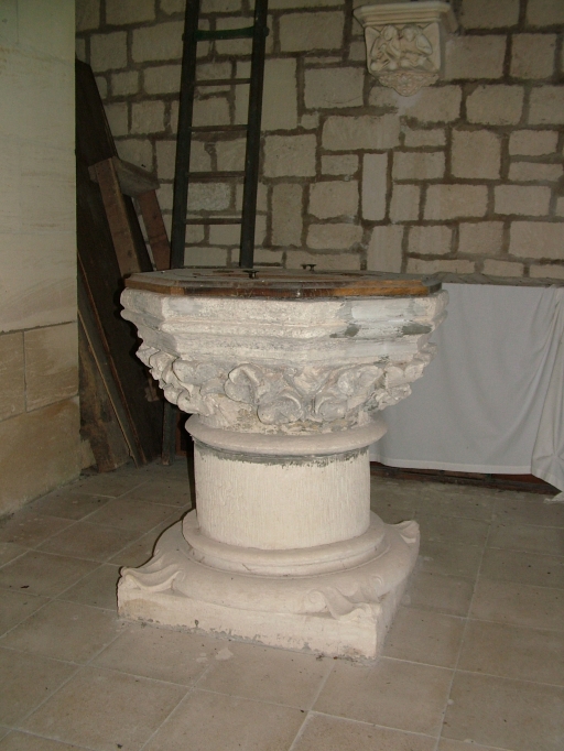 Vue des fonts baptismaux.