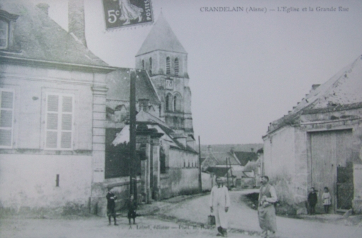 Vue ancienne de l'église et de la grande rue de Crandelain (Coll. Part.).