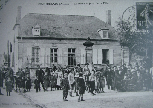 Vue ancienne de la place de Crandelain le jour de la fête (Coll. Part.).