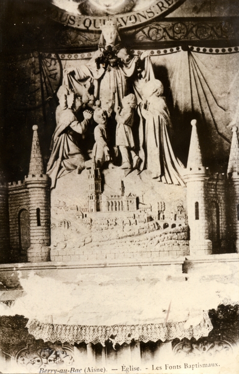 Vue du bas-relief surmontant les fonts baptismaux avant la guerre (Coll. Part.).