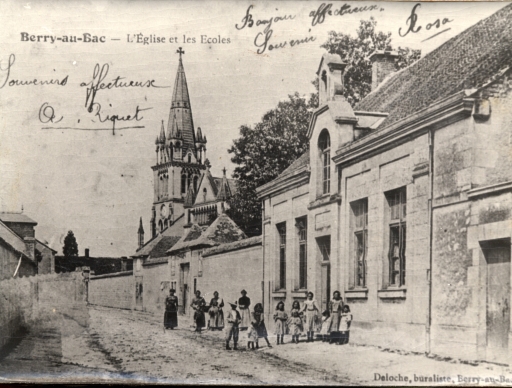 Vue ancienne de l'école et de l'église au premier plan (Coll. Part.).