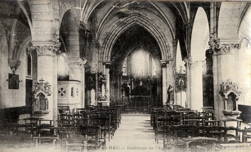 Vue intérieure de l'ancienne église (Coll. Part.).