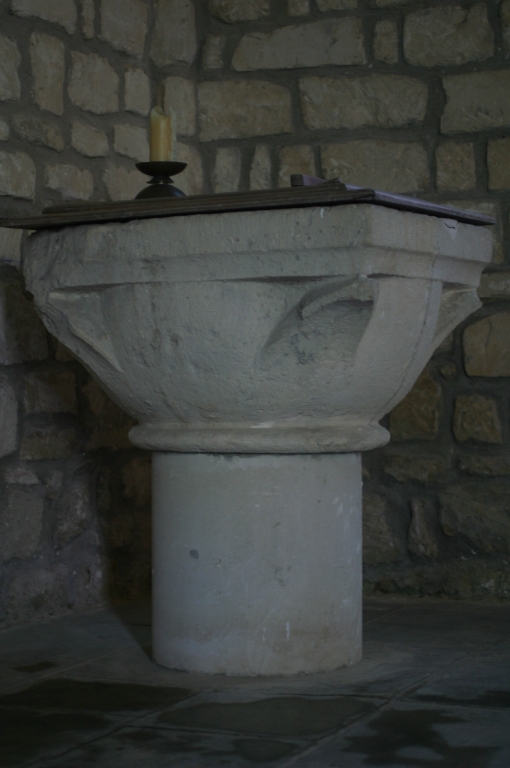 Vue des fonts baptismaux.