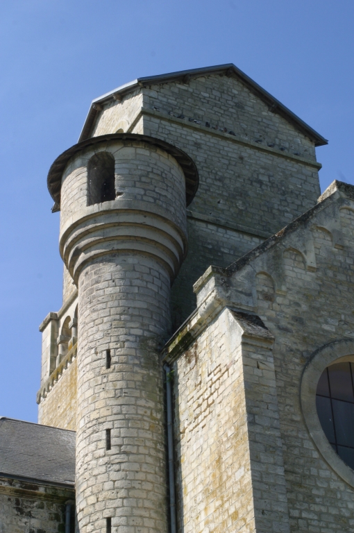 Vue de la tour adossée au clocher.