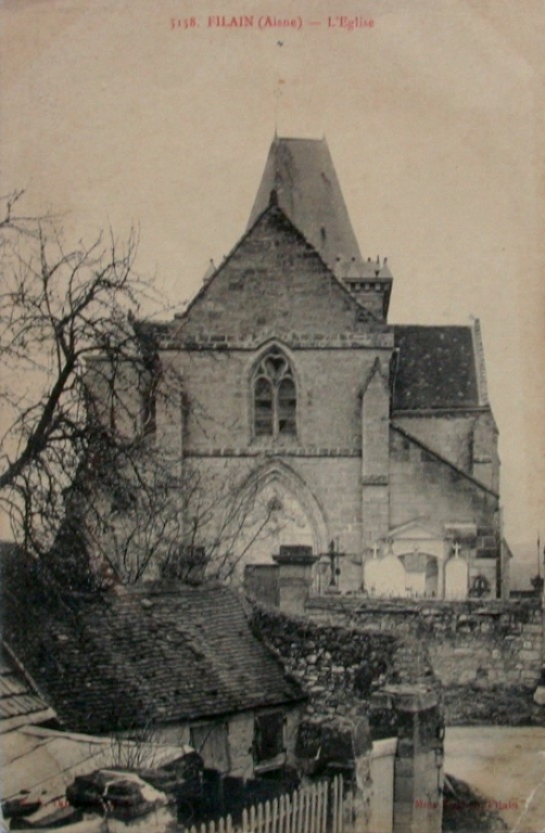 Vue de la façade de l'église avant la guerre (Coll. Part.).