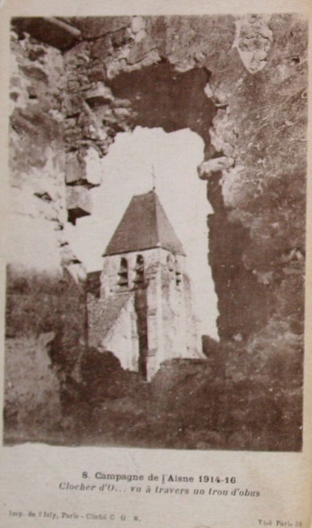 Vue de l'église pendant les conflits (Coll. Part.).