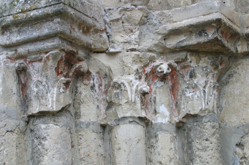 Détail des chapiteaux avec restes de polychromie.